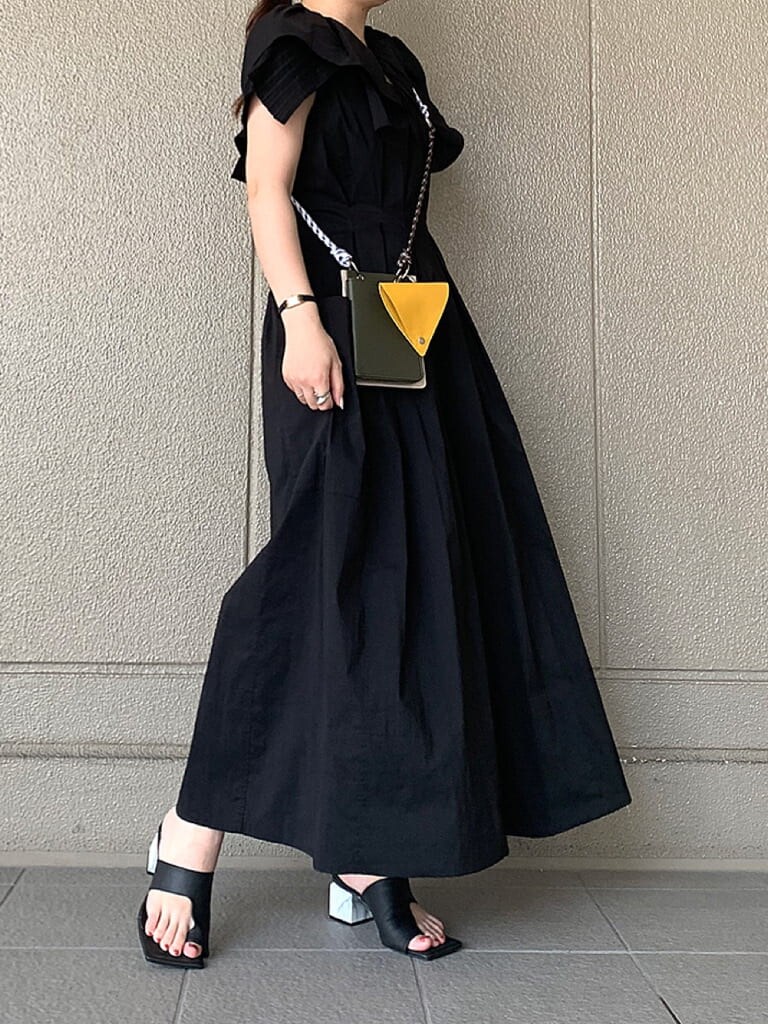 ブラック系のサンダル、ブラック系のワンピース、ブラウン系のショルダーバッグを着用したレディースの夏コーディネートの3枚目の写真