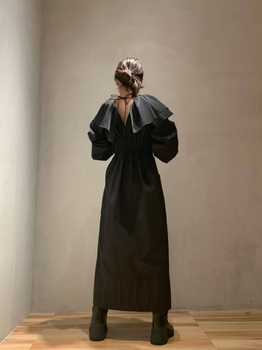 ブラック系のブーツ、ブラック系のワンピースを着用したレディースの秋コーディネートの4枚目の写真