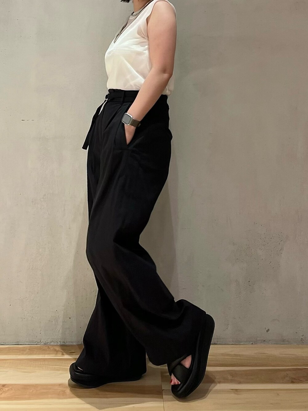 ホワイト系のタンクトップ、ブラック系のその他パンツ、ブラック系のサンダルを着用したレディースの春コーディネートの4枚目の写真