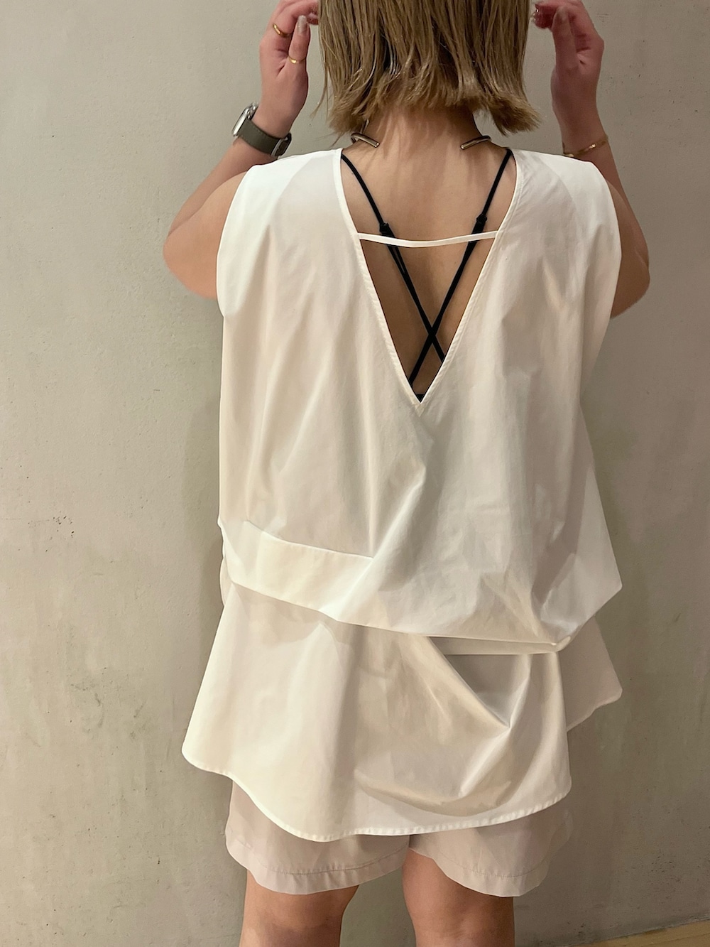 グレー系のシャツ/ブラウス、グレー系のその他パンツ、ホワイト系のシャツ/ブラウスを着用したレディースの冬コーディネートの6枚目の写真