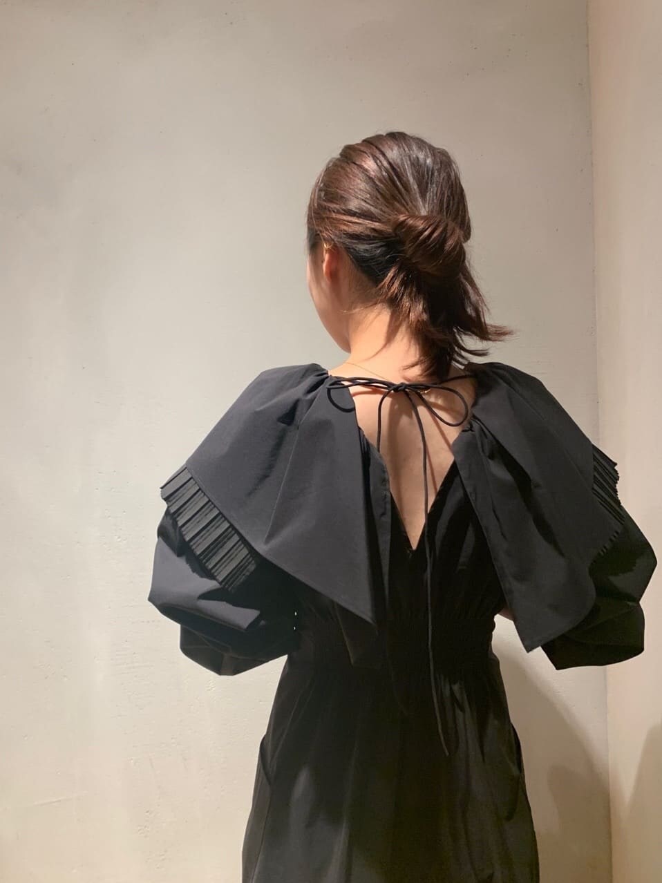 ブラック系のブーツ、ブラック系のワンピースを着用したレディースの秋コーディネートの5枚目の写真