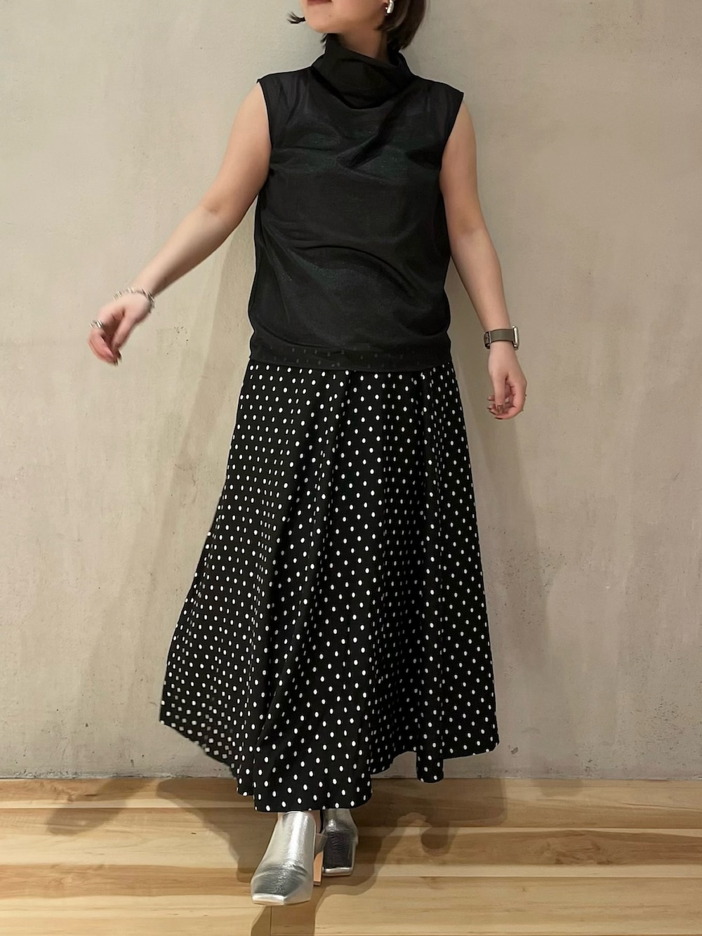 ブラック系のシャツ/ブラウス、その他のスカート、シルバー系のブーツを着用したレディースの春コーディネートの2枚目の写真