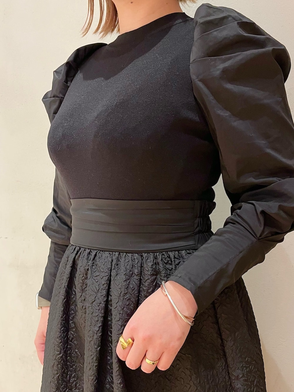 ブルー系のデニムジャケット、ブラック系のワンピースを着用したレディースの冬コーディネートの8枚目の写真