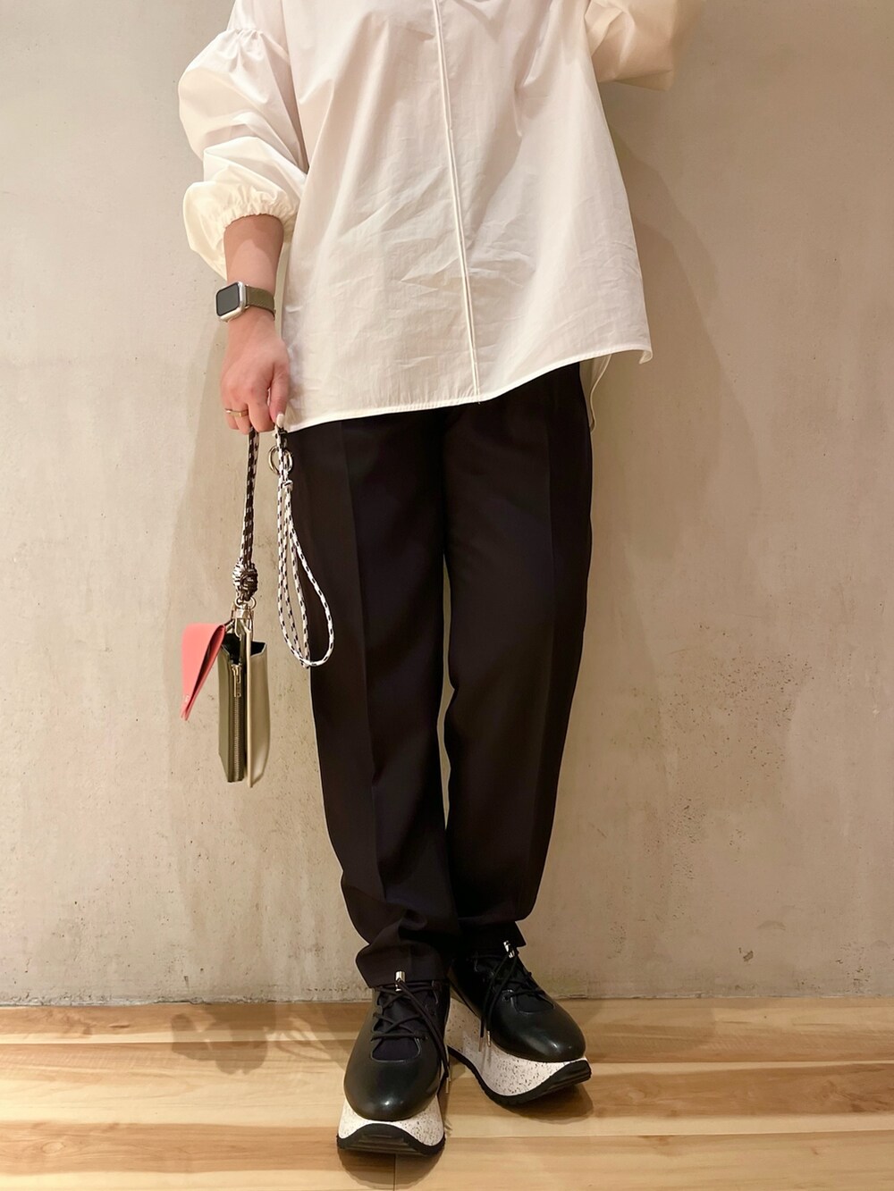 ベージュ系のショルダーバッグ、ブラック系のスニーカー、ブラック系のその他パンツを着用したレディースの冬コーディネートの7枚目の写真