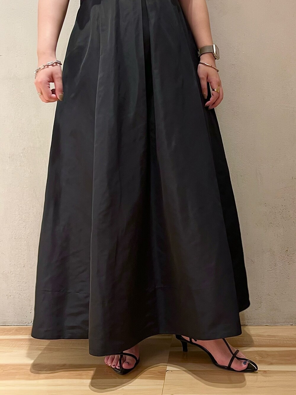 ブラック系のジャンパースカートを着用したレディースの夏コーディネートの6枚目の写真