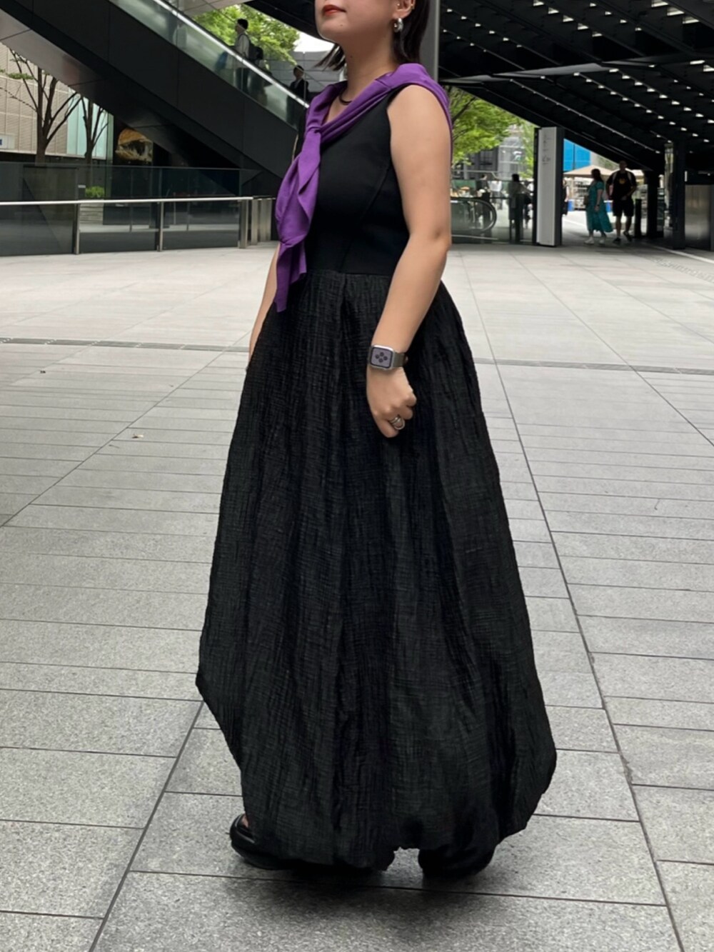 パープル系のカーディガン/ボレロ、ブラック系のサンダル、ブラック系のワンピースを着用したレディースの夏コーディネートの2枚目の写真