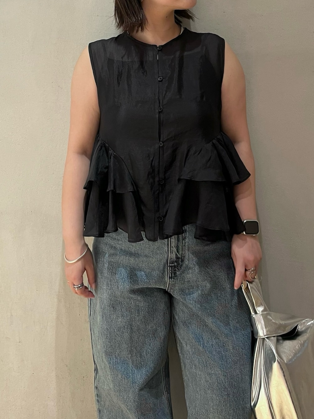 ブラック系のシャツ/ブラウス、ブルー系のデニムパンツ、ブラック系のサンダルを着用したレディースの夏コーディネートの6枚目の写真