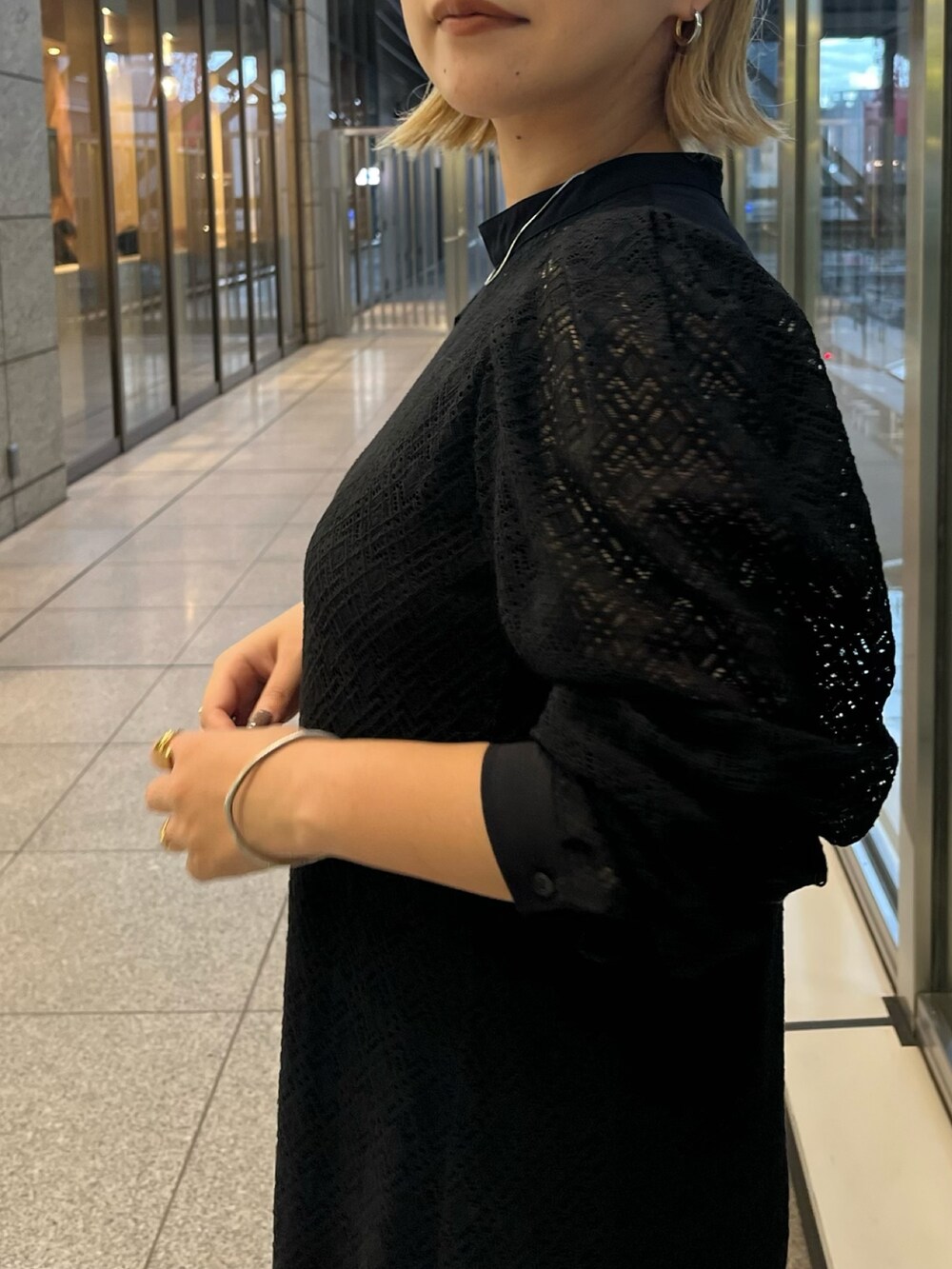 ブラック系のワンピース、ブラック系のブーツを着用したレディースの秋コーディネートの5枚目の写真