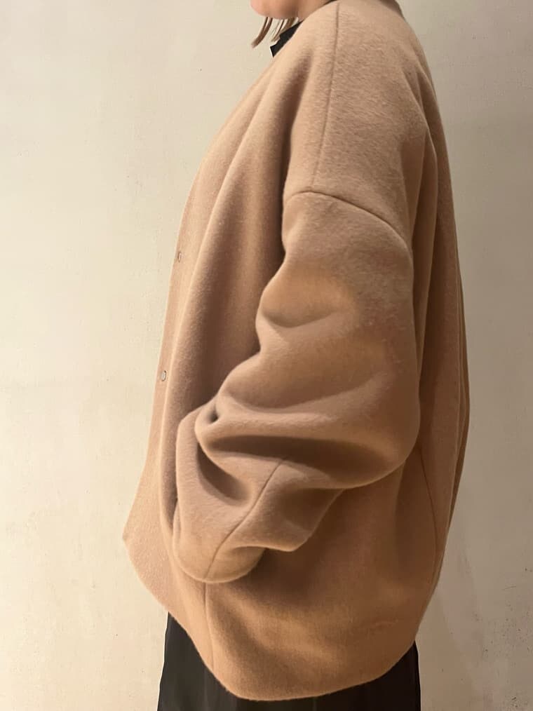 ブラウン系のブーツ、ブラック系のワンピース、イエロー系のノーカラーコートを着用したレディースの秋コーディネートの6枚目の写真