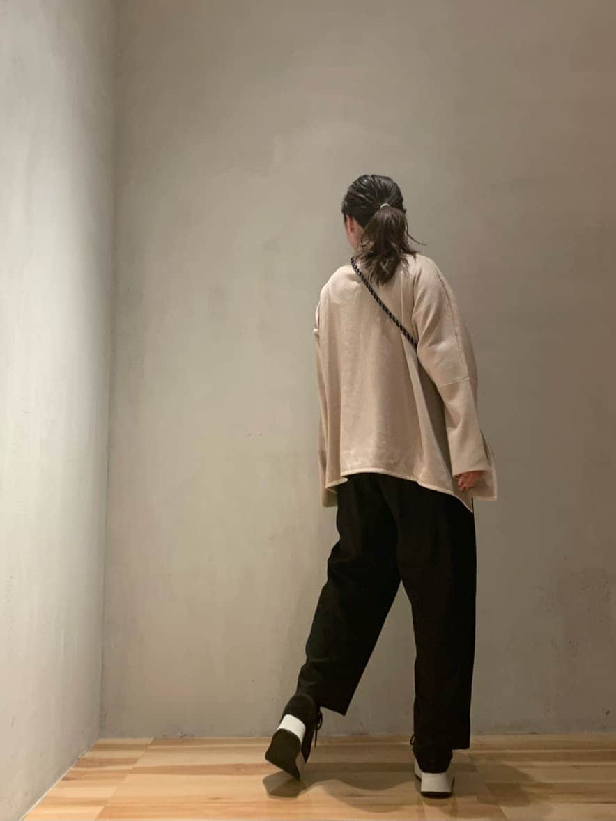 ブラック系のショルダーバッグ、ブラック系のその他パンツ、ベージュ系のニット/セーターを着用したレディースの秋コーディネートの4枚目の写真
