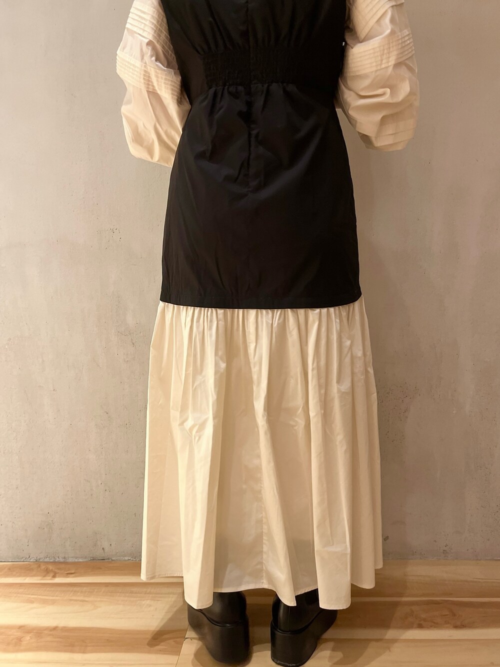 その他のワンピース、ブラック系のブーツを着用したレディースの春コーディネートの10枚目の写真