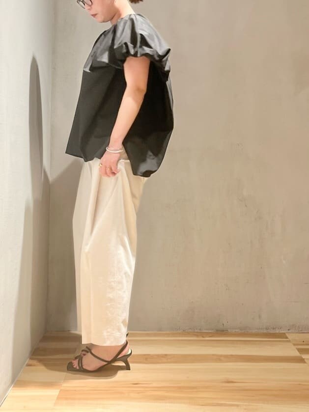 ブラック系のシャツ/ブラウス、ベージュ系のその他パンツ、ブラック系のサンダルを着用したレディースの春コーディネートの3枚目の写真