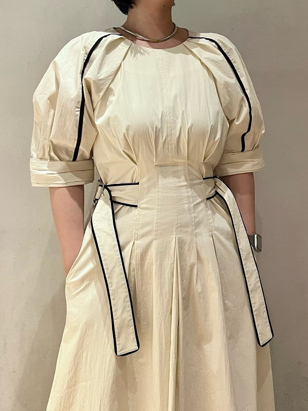 ホワイト系のワンピース、ブラック系のサンダルを着用したレディースの冬コーディネートの4枚目の写真