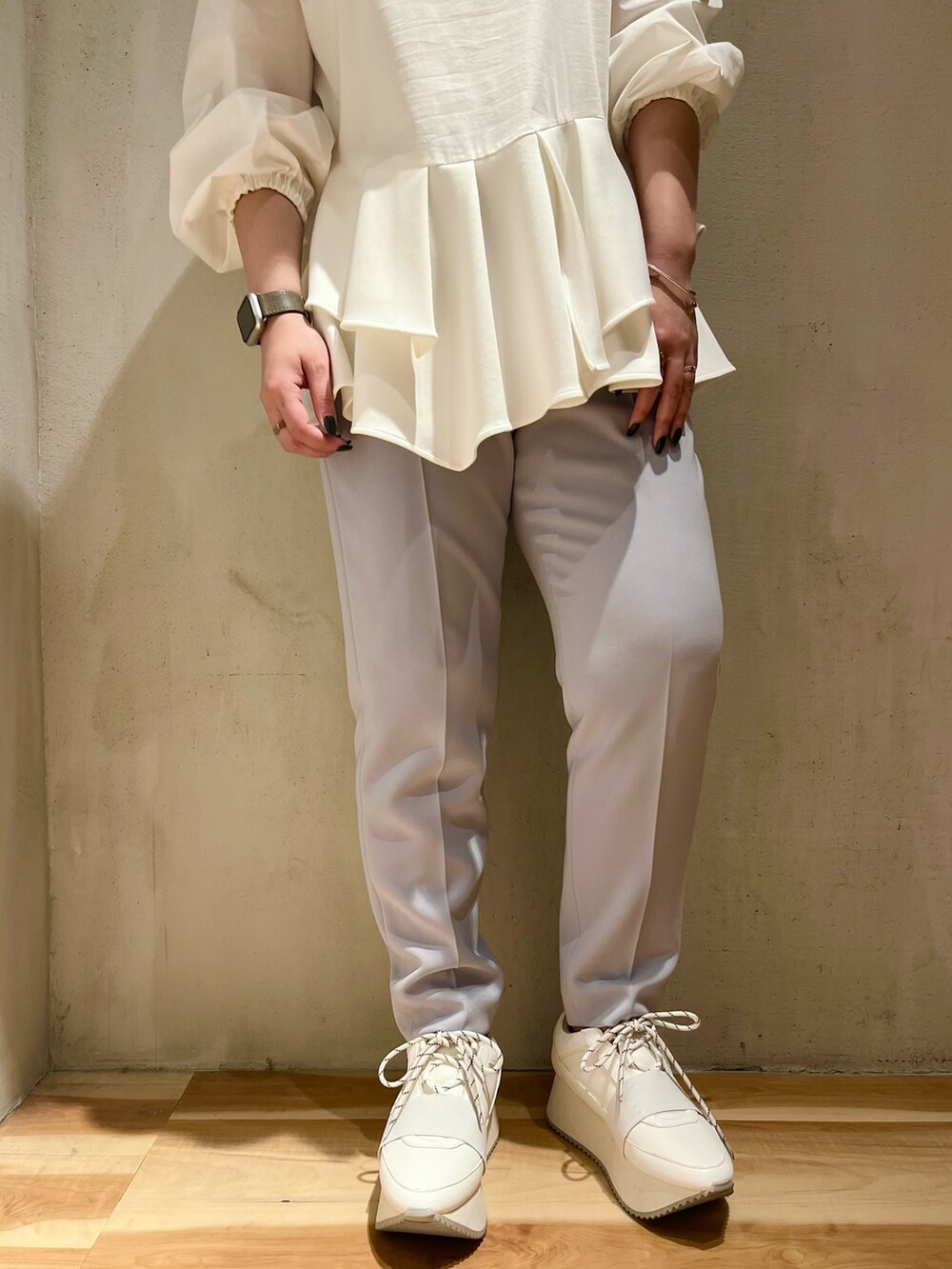 ホワイト系のシャツ/ブラウス、ブルー系のその他パンツ、ホワイト系のスニーカーを着用したレディースの春コーディネートの8枚目の写真