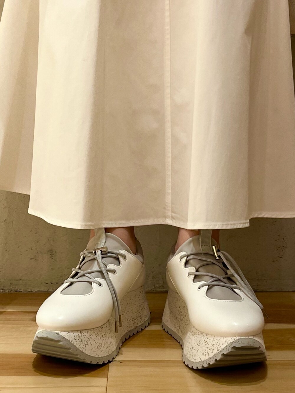 ホワイト系のスニーカー、その他のシャツ/ブラウス、ホワイト系のスカートを着用したレディースの冬コーディネートの9枚目の写真