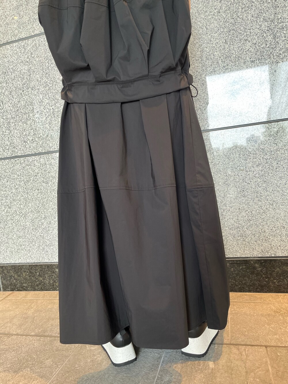 ブラック系のシャツ/ブラウス、グレー系のタンクトップ、ブラック系のスカートを着用したレディースの夏コーディネートの10枚目の写真