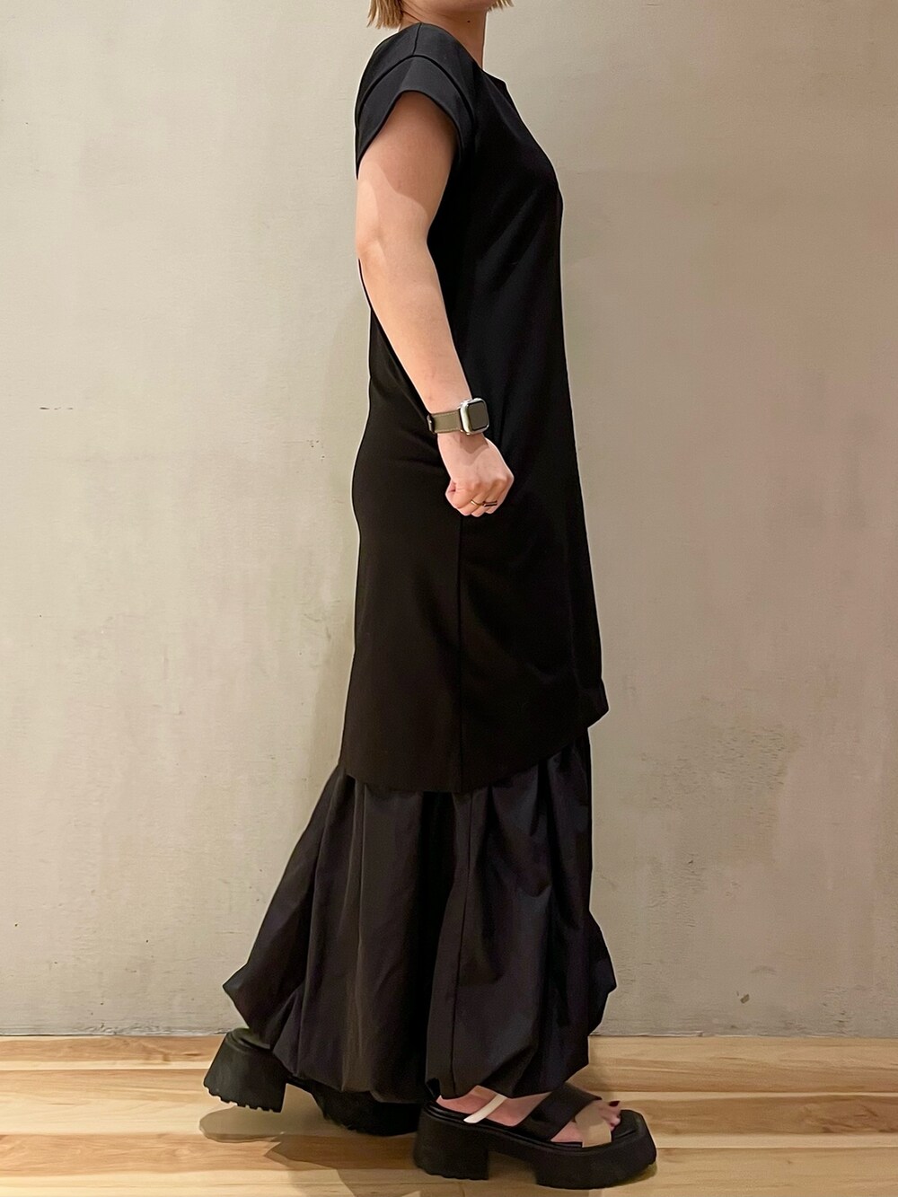 その他のサンダル、ブラック系のワンピースを着用したレディースの春コーディネートの2枚目の写真