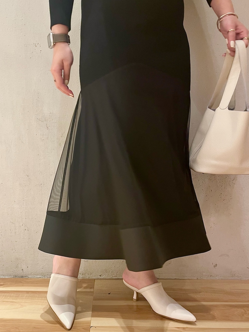 ブラック系のテーラードジャケット、ブラック系のワンピース、シルバー系のネックレスを着用したレディースの冬コーディネートの8枚目の写真