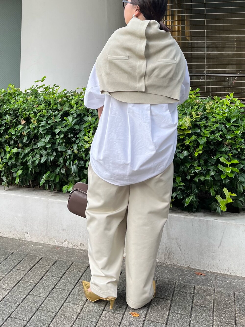 ベージュ系のカーディガン/ボレロ、ホワイト系のシャツ/ブラウス、ホワイト系のその他パンツを着用したレディースの秋コーディネートの4枚目の写真