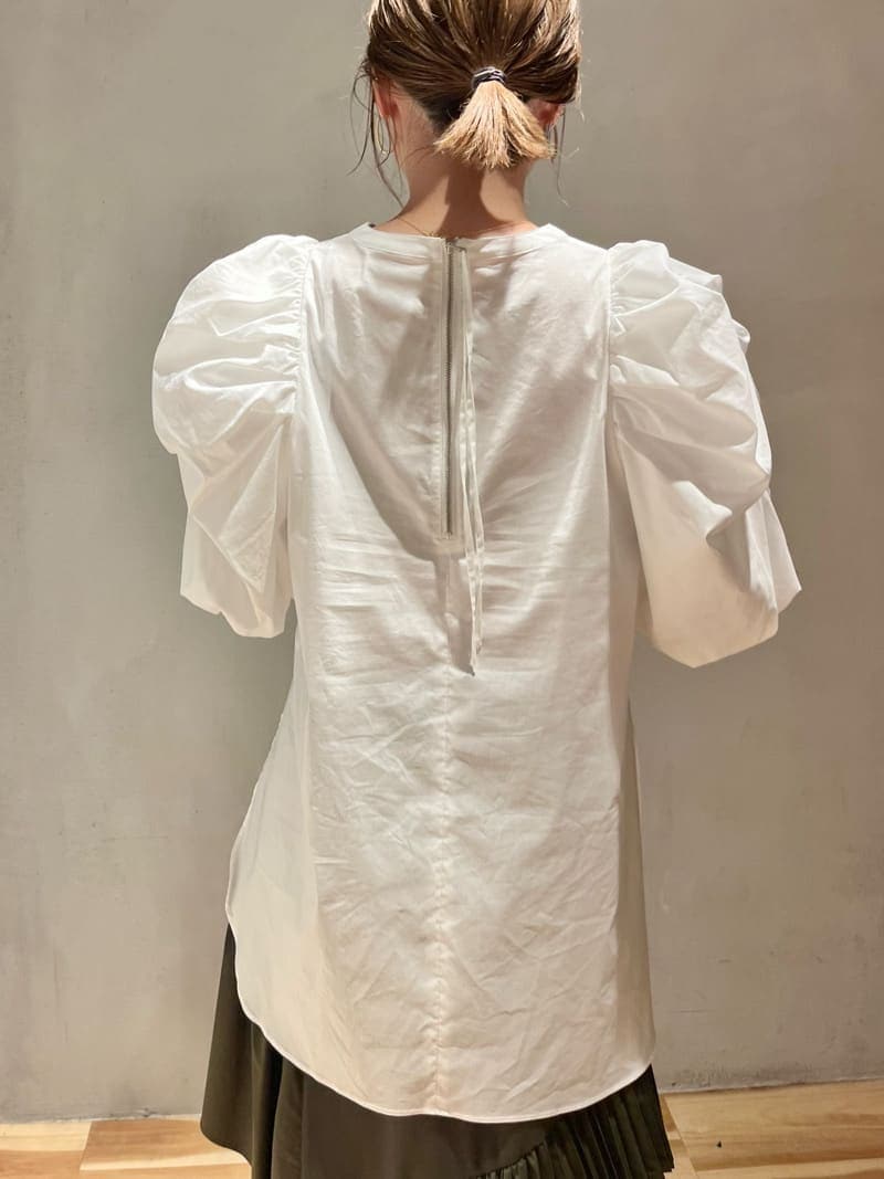 ブラック系のサンダル、ホワイト系のシャツ/ブラウス、ベージュ系のスカートを着用したレディースの夏コーディネートの5枚目の写真