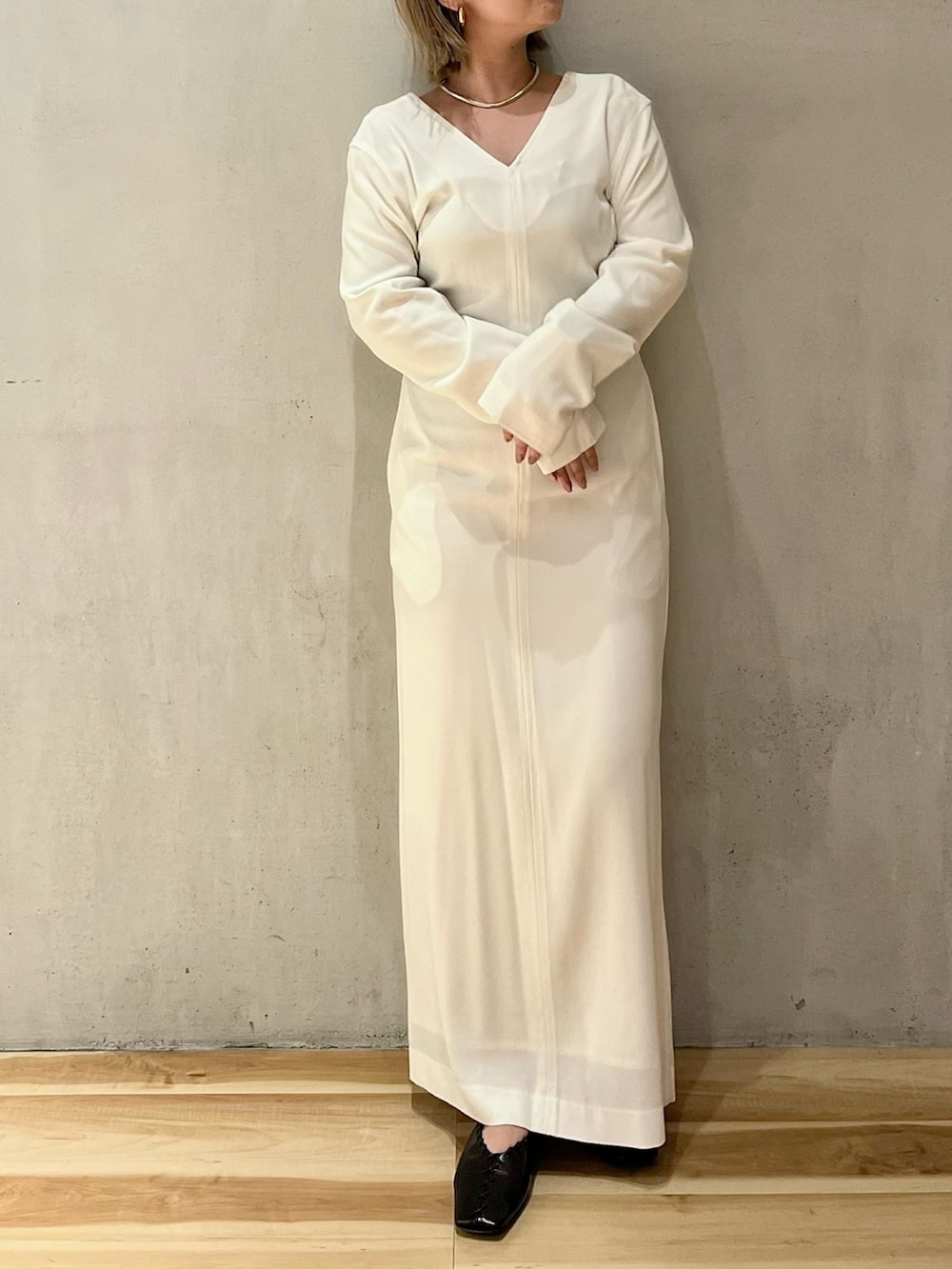 ブルー系のデニムジャケット、ホワイト系のワンピースを着用したレディースの冬コーディネートの4枚目の写真