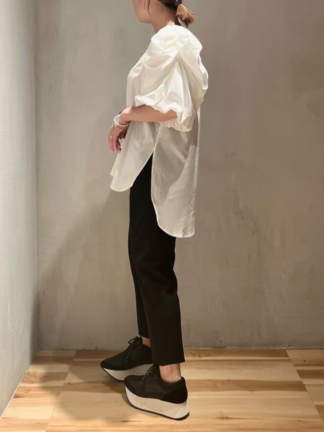 ブラック系のその他パンツ、ブラック系のスニーカー、ホワイト系のシャツ/ブラウスを着用したレディースの夏コーディネートの4枚目の写真