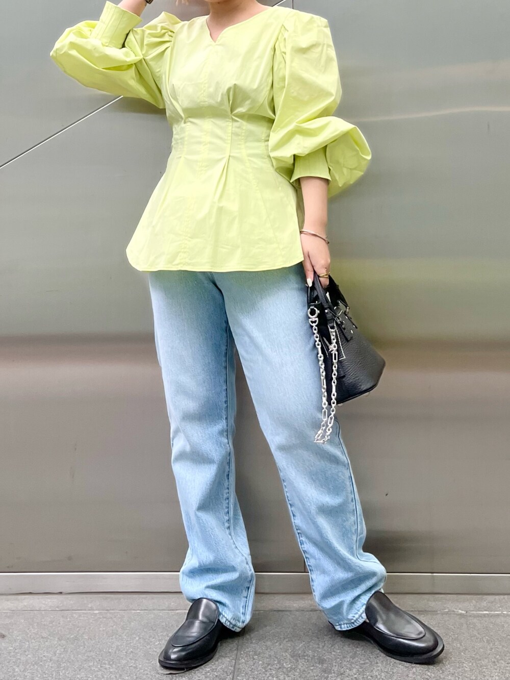 イエロー系のシャツ/ブラウスを着用したレディースの春コーディネートの4枚目の写真