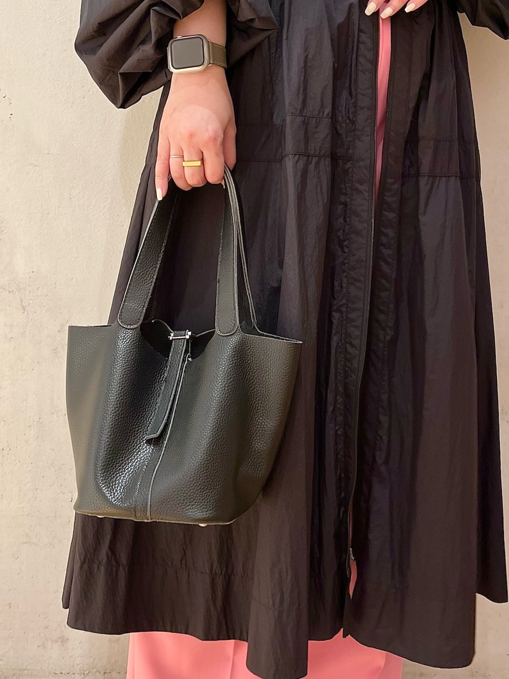 ブラック系のハンドバッグ、ホワイト系のニット/セーター、ピンク系のその他パンツを着用したレディースの冬コーディネートの10枚目の写真