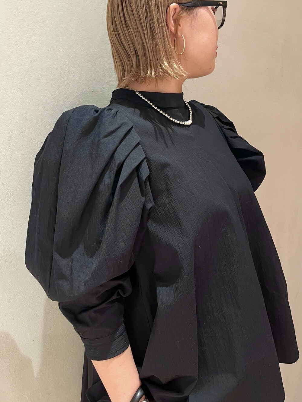 ブラック系のハンドバッグ、ブラック系のその他パンツ、ブラック系のシャツ/ブラウスを着用したレディースの冬コーディネートの6枚目の写真