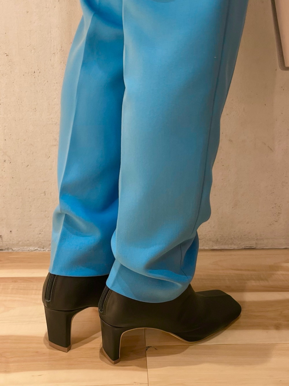 ブラック系のブーツ、ブラック系のTシャツ/カットソー、ホワイト系のニット/セーターを着用したレディースの冬コーディネートの9枚目の写真