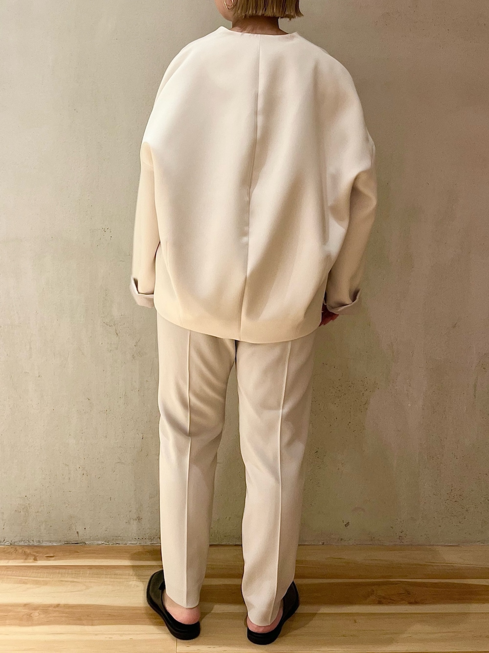 ベージュ系のノーカラーコート、ブルー系のシャツ/ブラウス、グレー系のその他パンツを着用したレディースの冬コーディネートの3枚目の写真