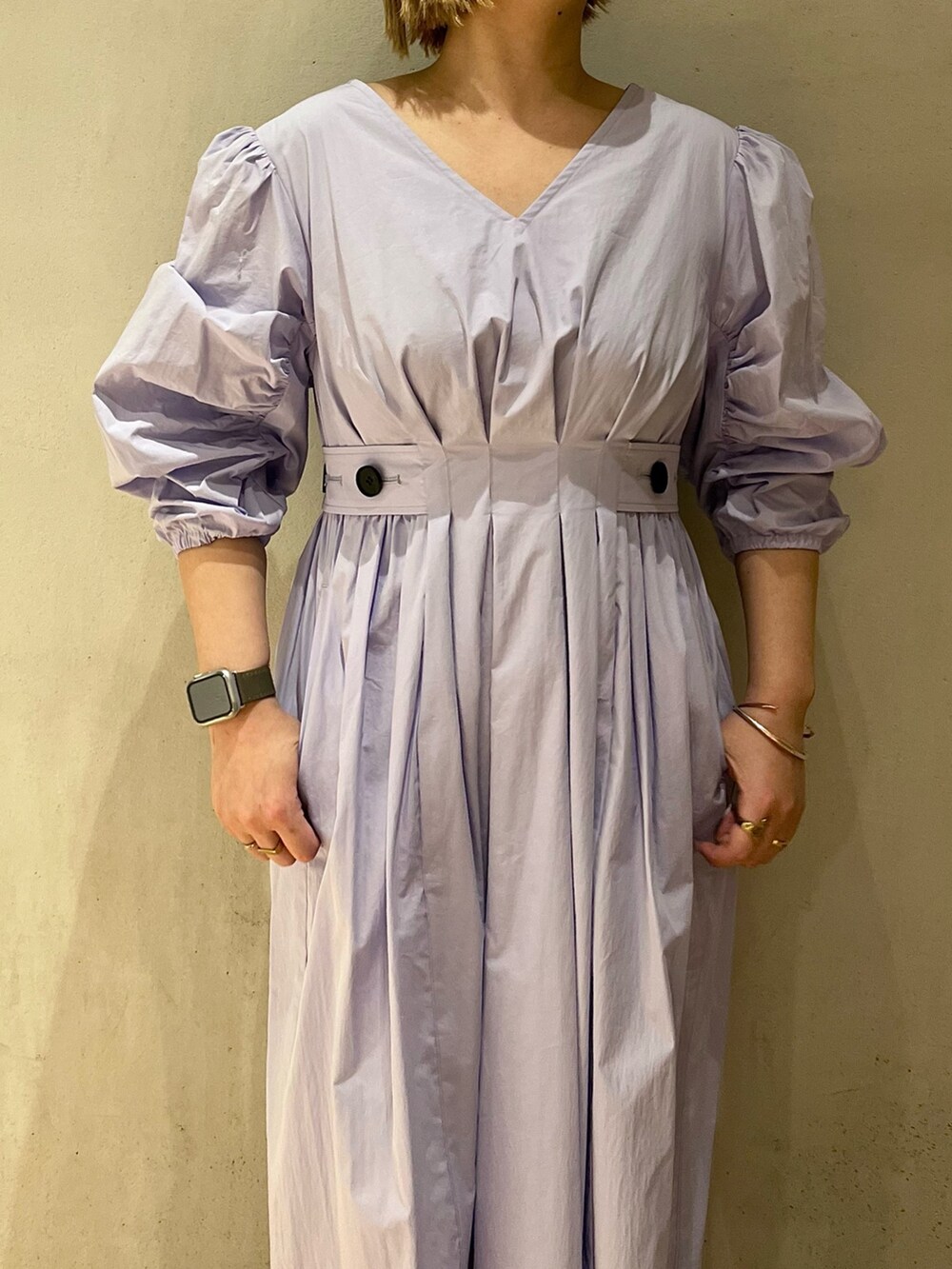 その他のサンダル、ブルー系のワンピースを着用したレディースの春コーディネートの5枚目の写真