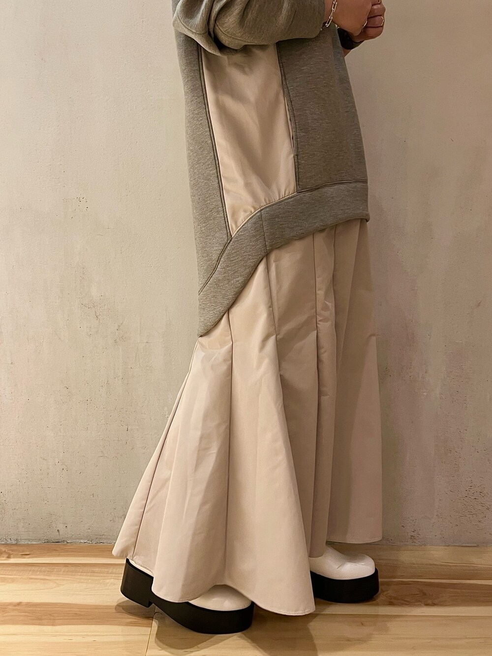 グレー系のワンピース、ホワイト系のブーツを着用したレディースの夏コーディネートの6枚目の写真