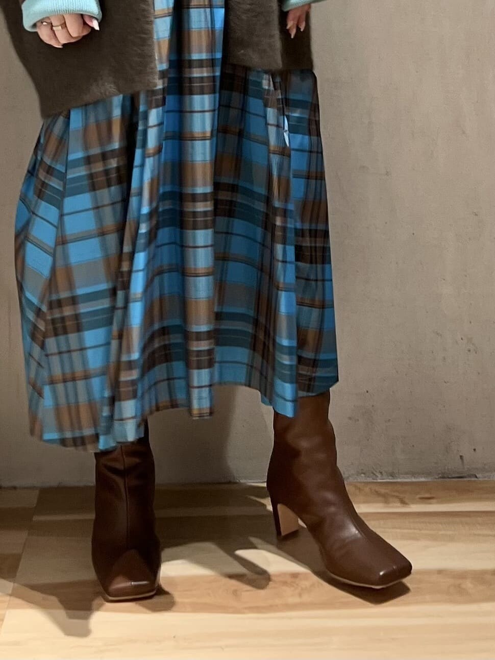 その他のスカート、ブラウン系のTシャツ/カットソー、ベージュ系のその他アウターを着用したレディースの夏コーディネートの8枚目の写真