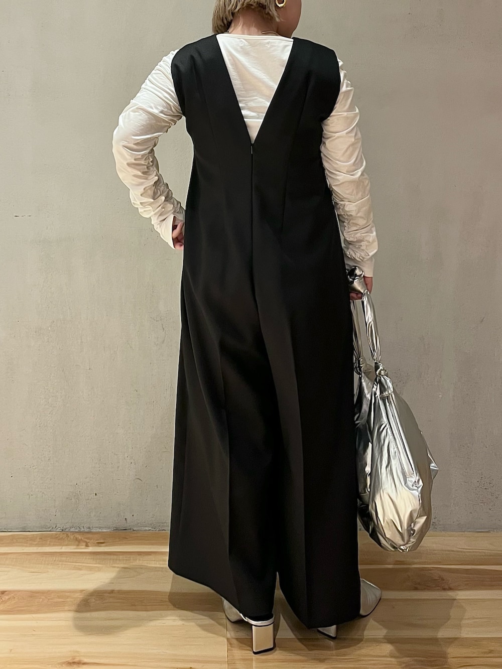 ブラック系のつなぎ/オールインワン、ホワイト系のTシャツ/カットソー、シルバー系のショルダーバッグを着用したレディースの冬コーディネートの3枚目の写真