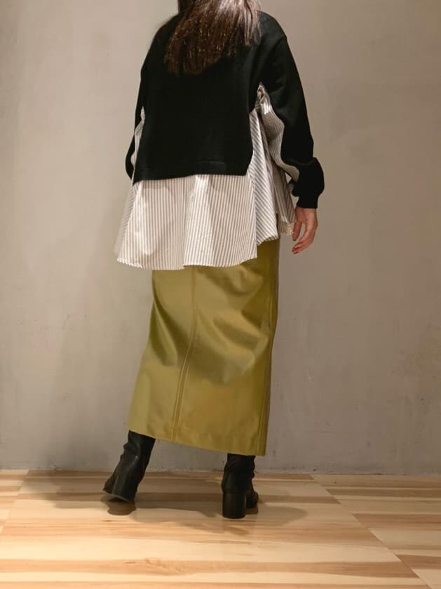 ベージュ系のスカート、その他のニット/セーターを着用したレディースの冬コーディネートの4枚目の写真