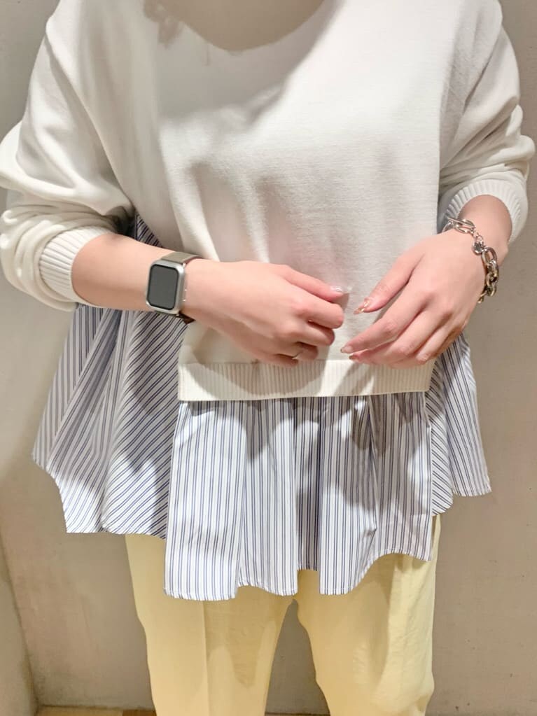 イエロー系のその他パンツ、ホワイト系のニット/セーターを着用したレディースの冬コーディネートの5枚目の写真