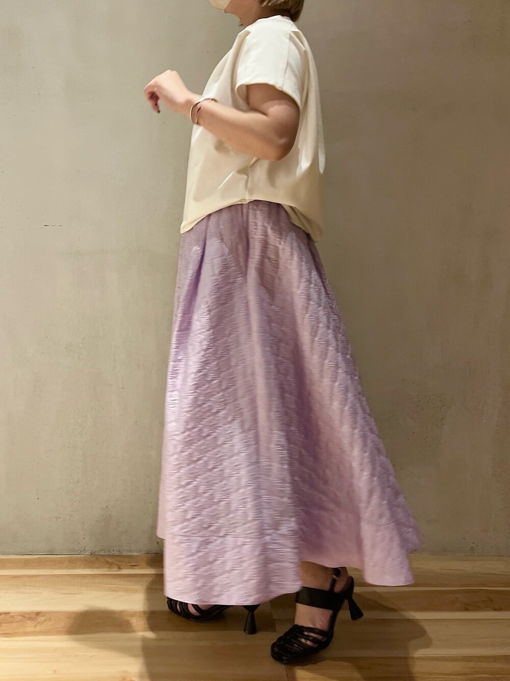 ホワイト系のTシャツ/カットソー、パープル系のスカート、ブラック系のサンダルを着用したレディースの春コーディネートの2枚目の写真