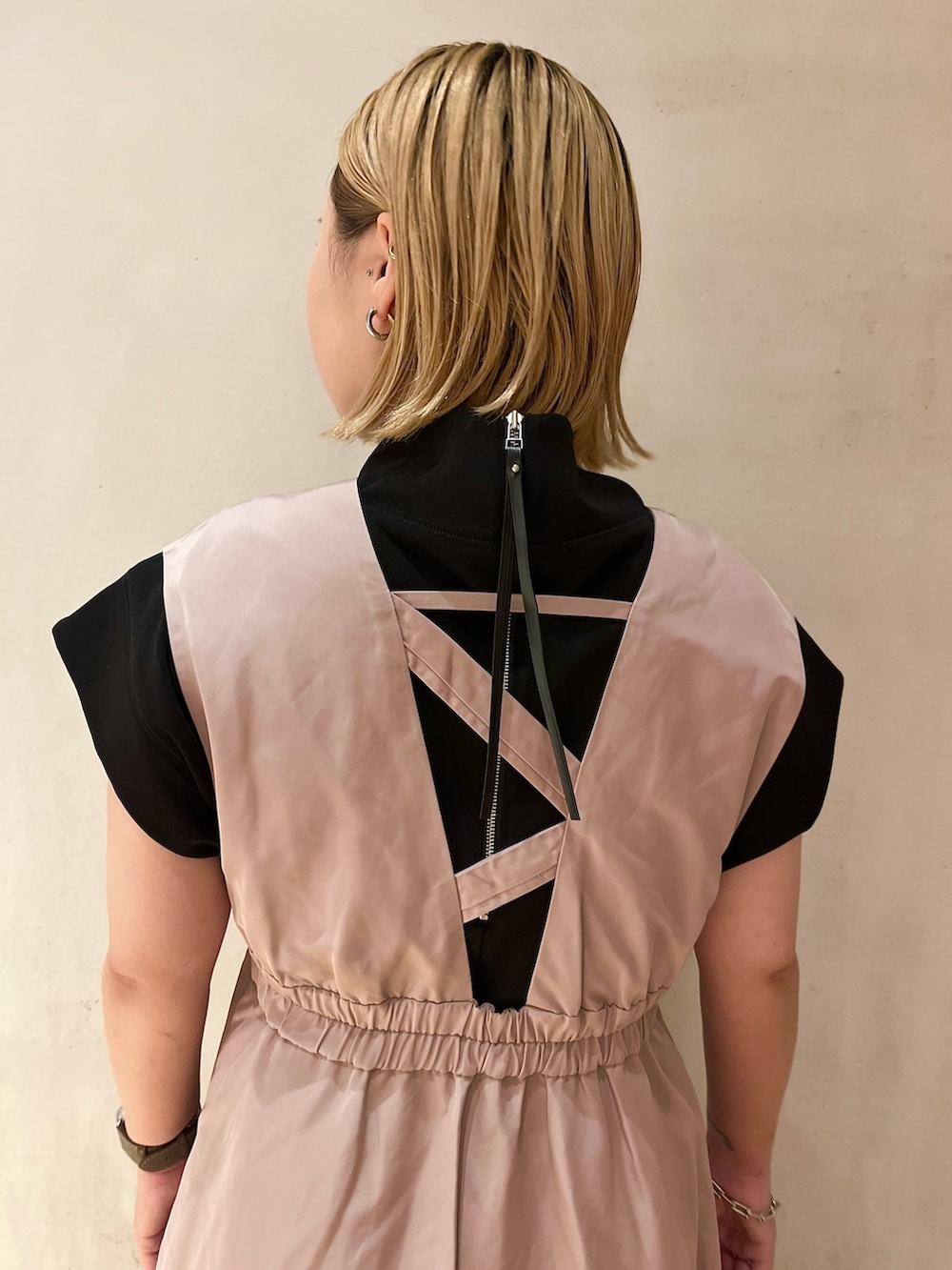 ベージュ系のジャンパースカート、ブラック系のTシャツ/カットソー、ブラック系のブーツを着用したレディースの夏コーディネートの5枚目の写真