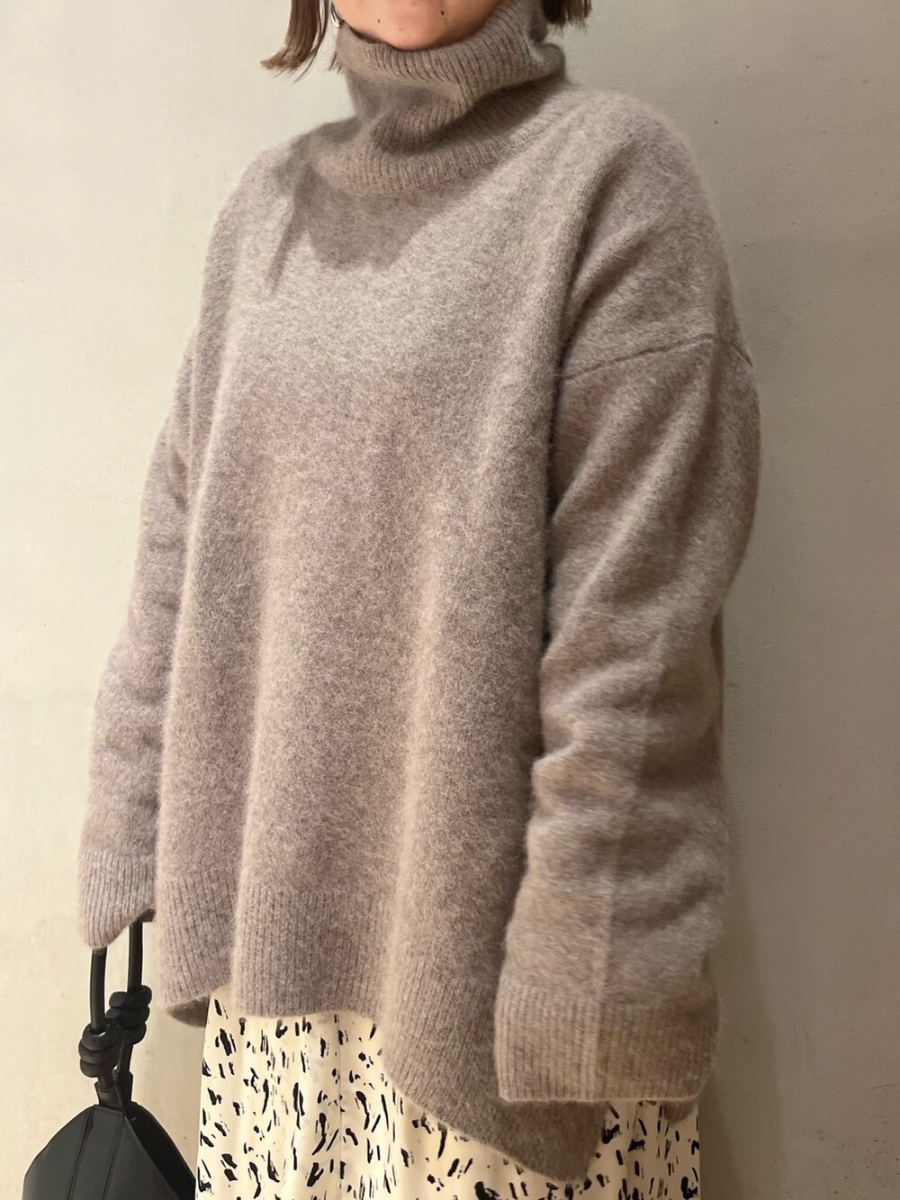その他のワンピース、ブラック系のブーツ、ベージュ系のニット/セーターを着用したレディースの秋コーディネートの4枚目の写真