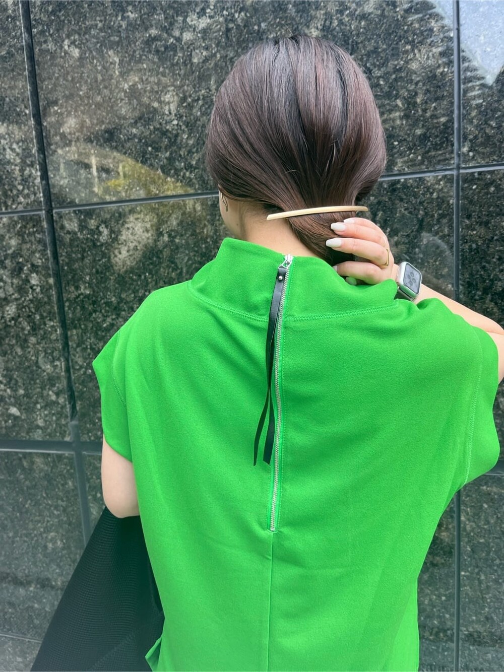 ブラック系のサンダル、グリーン系のTシャツ/カットソー、ホワイト系のスカートを着用したレディースの春コーディネートの5枚目の写真