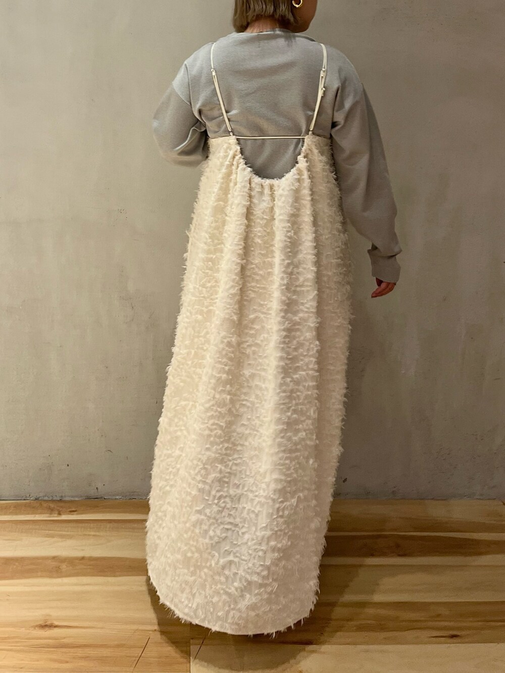 ホワイト系のワンピース、シルバー系のパンプス、シルバー系のニット/セーターを着用したレディースの冬コーディネートの4枚目の写真