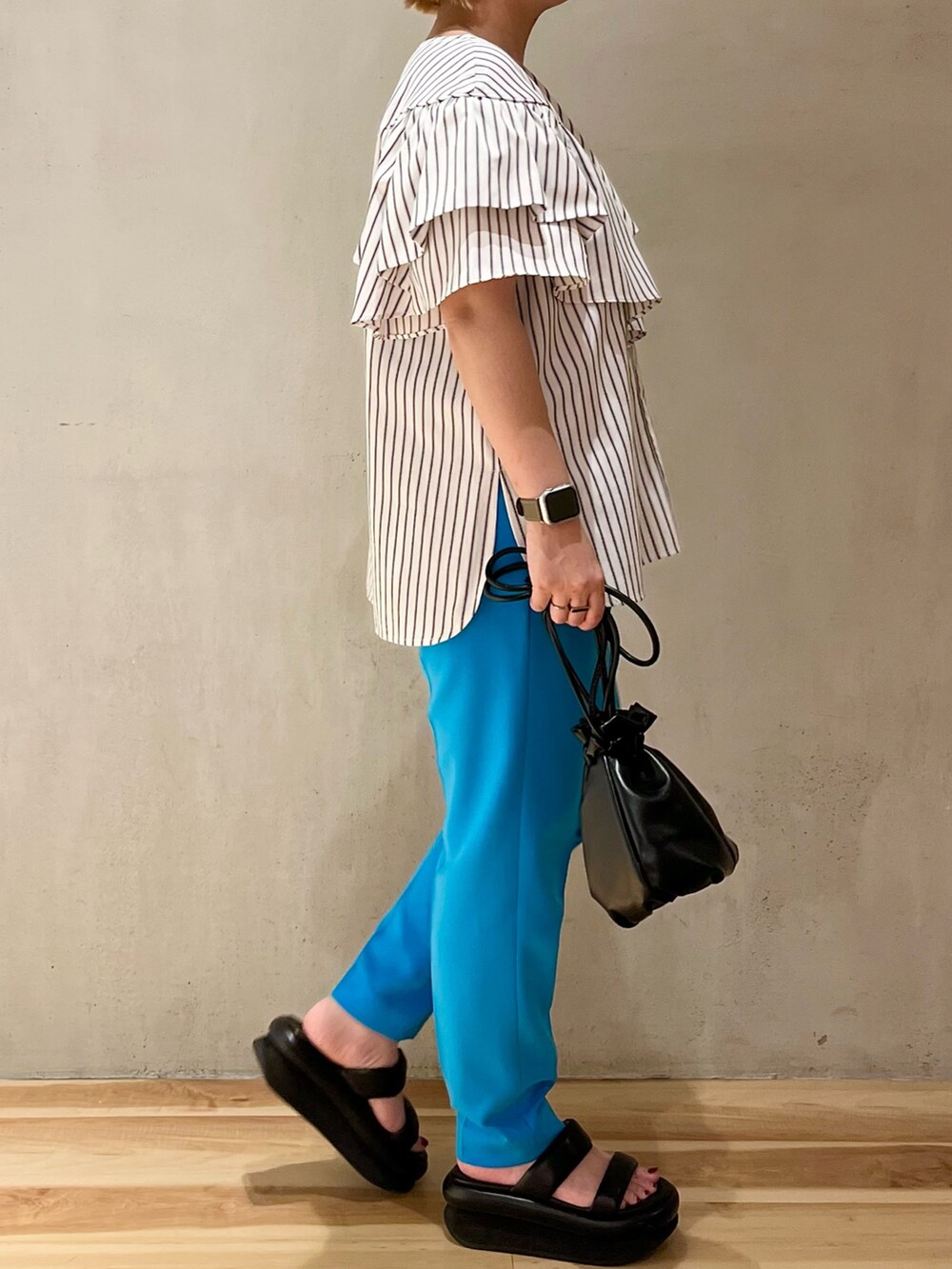 その他のシャツ/ブラウス、ブラック系のサンダル、ブルー系のその他パンツを着用したレディースの春コーディネートの2枚目の写真