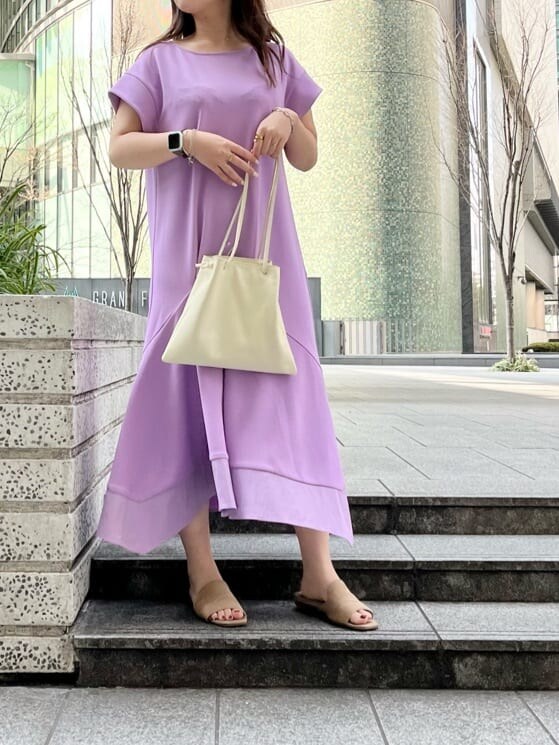 パープル系のワンピース、ホワイト系のハンドバッグを着用したレディースの春コーディネートの3枚目の写真