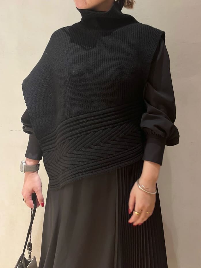 ブラウン系のブーツ、ベージュ系のショルダーバッグ、ブラック系のワンピースを着用したレディースの秋コーディネートの5枚目の写真