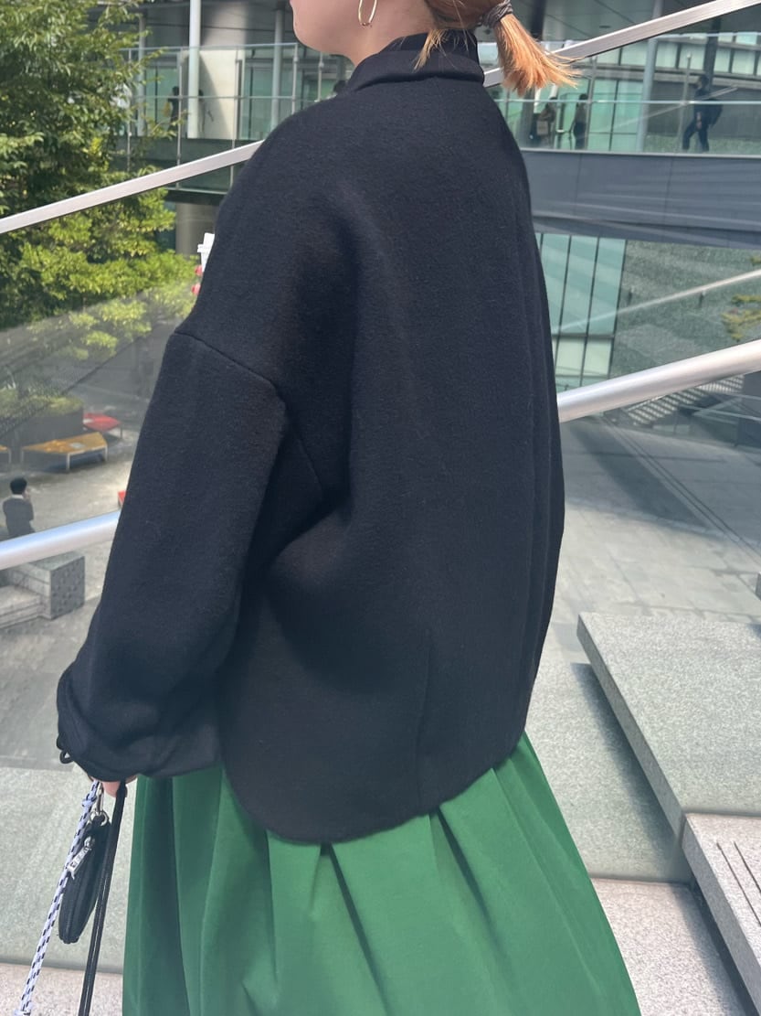 グリーン系のワンピース、ホワイト系のショルダーバッグ、ブラック系のノーカラーコートを着用したレディースの夏コーディネートの6枚目の写真