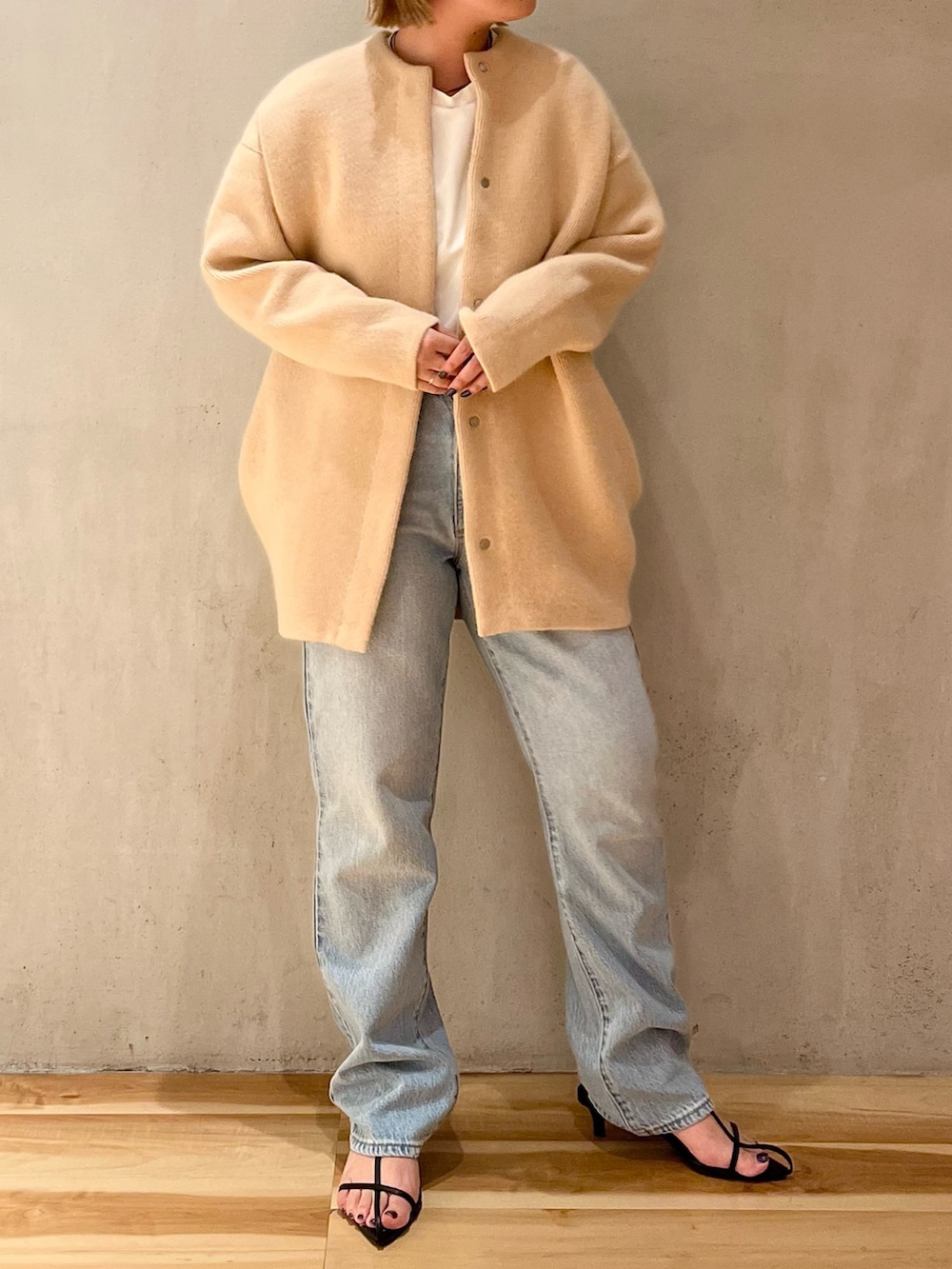 ベージュ系のノーカラージャケット、ホワイト系のTシャツ/カットソーを着用したレディースの夏コーディネートの4枚目の写真