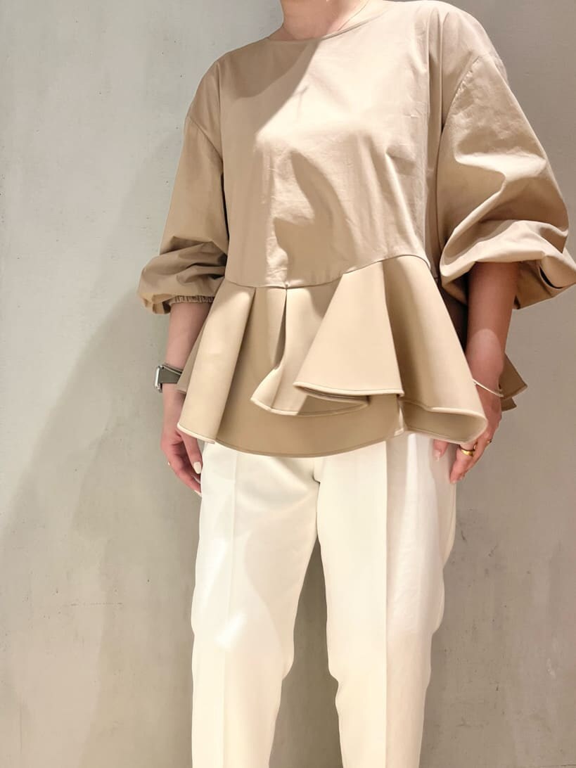 ホワイト系のその他パンツ、ベージュ系のシャツ/ブラウス、ブラック系のサンダルを着用したレディースの春コーディネートの5枚目の写真