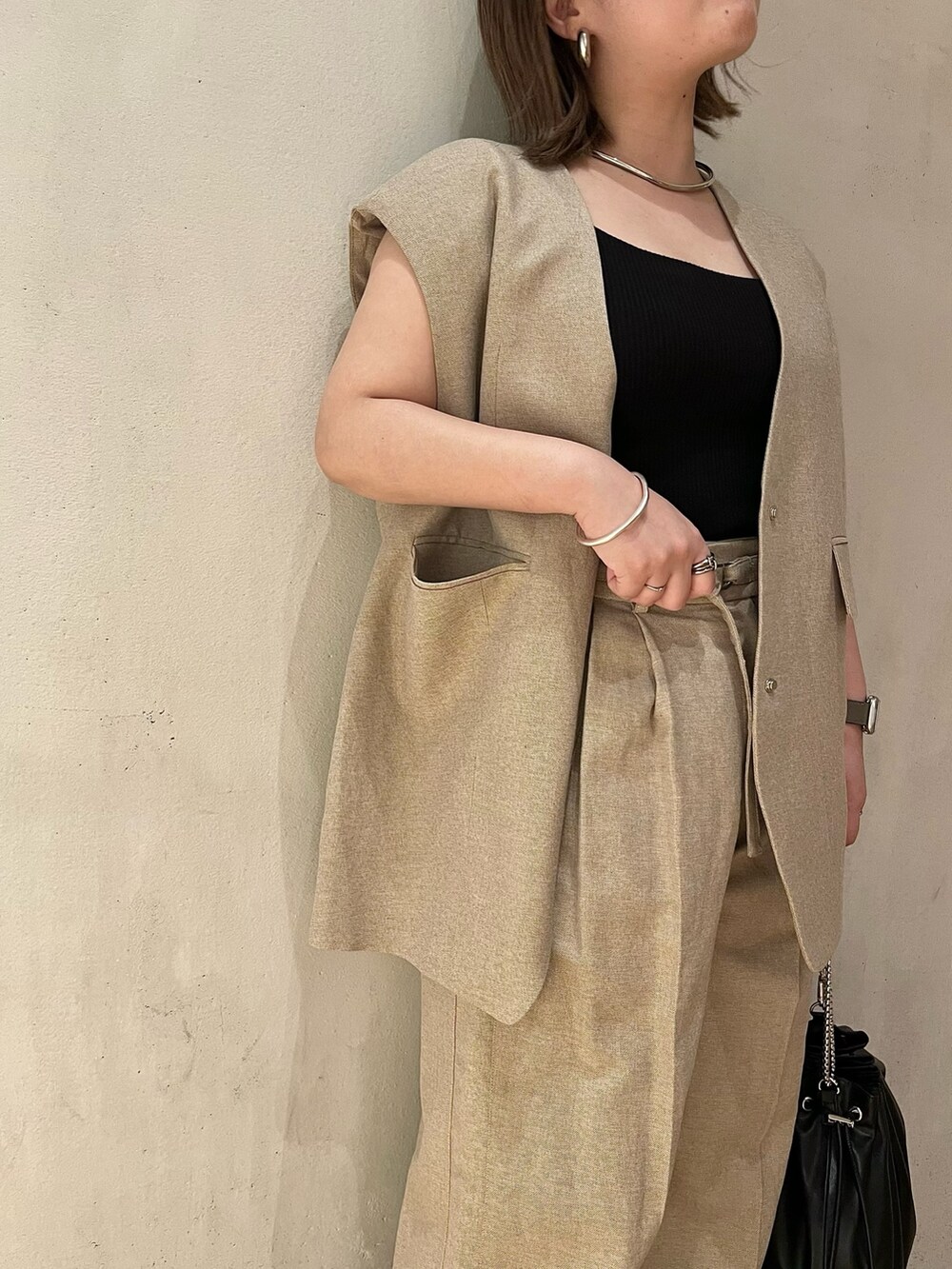 ベージュ系のテーラードジャケット、ベージュ系のその他パンツ、ブラック系のサンダルを着用したレディースの春コーディネートの7枚目の写真