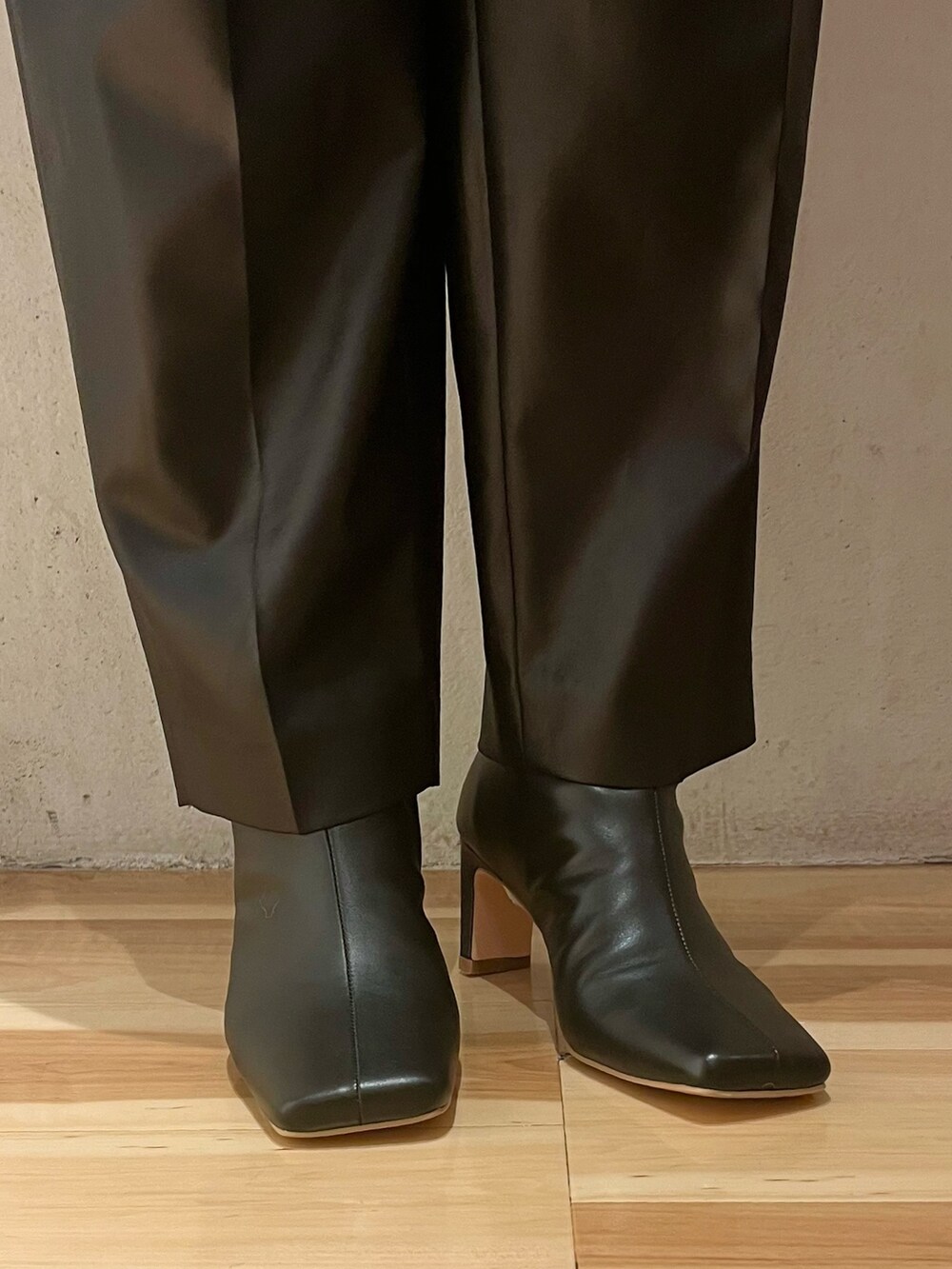 その他のニット/セーター、ブラック系のブーツ、ブラック系のその他パンツを着用したレディースの秋コーディネートの9枚目の写真